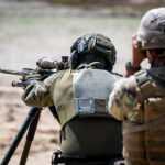 31.05.2023. Toruń. Szkolenie snajperów realizowane w ramach rozpoczętego cyklu szkoleń Terytorialsów z różnych Brygad OT oraz funkcjonariuszy Straży Granicznej i Policji we współpracy z instruktorami Gwardii Narodowej Stanu Illinois / Fot. PAP - Tytus Żmijewski