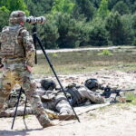 31.05.2023. Toruń. Szkolenie snajperów realizowane w ramach rozpoczętego cyklu szkoleń Terytorialsów z różnych Brygad OT oraz funkcjonariuszy Straży Granicznej i Policji we współpracy z instruktorami Gwardii Narodowej Stanu Illinois / Fot. PAP - Tytus Żmijewski