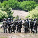 31.05.2023. Toruń. Szkolenie snajperów realizowane w ramach rozpoczętego cyklu szkoleń Terytorialsów z różnych Brygad OT oraz funkcjonariuszy Straży Granicznej i Policji we współpracy z instruktorami Gwardii Narodowej Stanu Illinois / Fot. PAP - Tytus Żmijewski