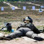 31.05.2023. Toruń. Szkolenie snajperów realizowane w ramach rozpoczętego cyklu szkoleń Terytorialsów z różnych Brygad OT oraz funkcjonariuszy Straży Granicznej i Policji we współpracy z instruktorami Gwardii Narodowej Stanu Illinois / Fot. PAP - Tytus Żmijewski