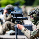 31.05.2023. Toruń. Szkolenie snajperów realizowane w ramach rozpoczętego cyklu szkoleń Terytorialsów z różnych Brygad OT oraz funkcjonariuszy Straży Granicznej i Policji we współpracy z instruktorami Gwardii Narodowej Stanu Illinois / Fot. PAP - Tytus Żmijewski