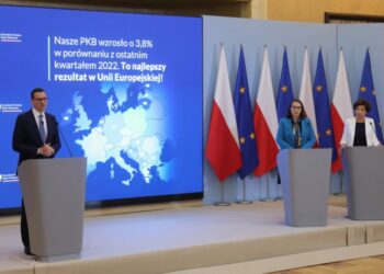 13.06.2023. Warszawa. Konferencja w KPRM. Na zdjęciu (od lewej): premier Mateusz Morawiecki, Magdalena Rzeczkowska - minister finansów i Marlena Maląg - minister rodziny i polityki społecznej / Fot. PAP/Paweł Supernak