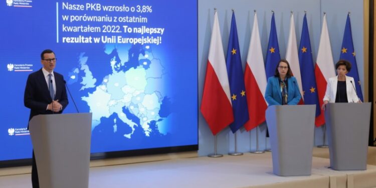 13.06.2023. Warszawa. Konferencja w KPRM. Na zdjęciu (od lewej): premier Mateusz Morawiecki, Magdalena Rzeczkowska - minister finansów i Marlena Maląg - minister rodziny i polityki społecznej / Fot. PAP/Paweł Supernak