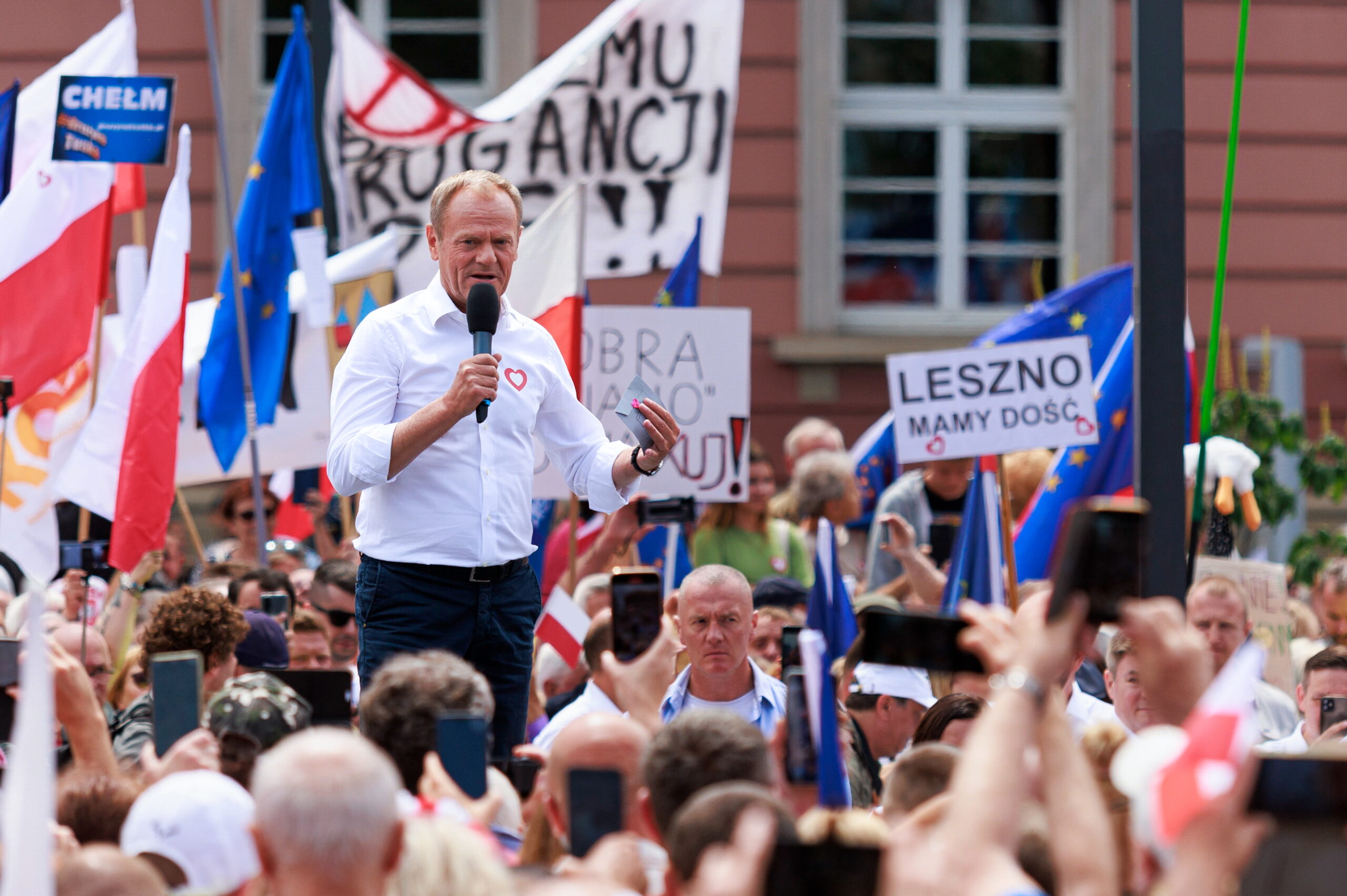 24.06.2023. Wrocław. Wiec Platformy Obywatelskiej. Na zdjęciu (z mikrofonem) Przewodniczący PO Donald Tusk. / Fot. Tomasz Golla - PAP.