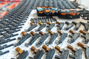 Broń i amunicja przejęte przez kieleckich funkcjonariuszy CBŚP / Fot. CBŚP