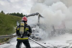 14.06.2023. Skarżysko-Kamienna. Trasa S7. Pożar ciężarówki / Fot. asp. Arkadiusz Zięba KP PSP Skarżysko-Kamienna