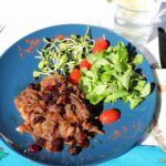 03.06.2023. Działoszyce. Koło Gospodyń Wiejskich ze Stawiszyc w gminie Złota zostało zwycięzcą powiatowych, pińczowskich eliminacji tegorocznej edycji „Bitwy regionów”, które odbyły się w Działoszycach. Panie podbiły podniebienia jury karkówką pieczoną z czerwoną cebulą / Fot. Marta Gajda-Kruk - Radio Kielce