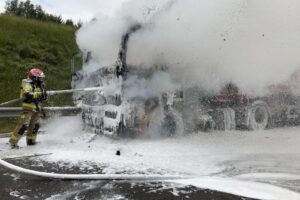 14.06.2023. Skarżysko-Kamienna. Trasa S7. Pożar ciężarówki / Fot. asp. Arkadiusz Zięba KP PSP Skarżysko-Kamienna