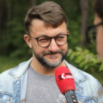 13.06.2023. Kielce. Świętokrzyskie Centrum Psychiatrii. Terapia wspomagająca przy udziale osłów. Na zdjęciu: Janusz Krupa - dyrektor rozwoju regionu Banku Gospodarstwa Krajowego / Fot. Wiktor Taszłow - Radio Kielce