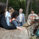 13.06.2023. Kielce. Świętokrzyskie Centrum Psychiatrii. Terapia wspomagająca przy udziale osłów / Fot. Wiktor Taszłow - Radio Kielce