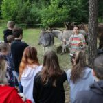 13.06.2023. Kielce. Świętokrzyskie Centrum Psychiatrii. Terapia wspomagająca przy udziale osłów / Fot. Wiktor Taszłow - Radio Kielce