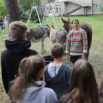 13.06.2023. Kielce. Świętokrzyskie Centrum Psychiatrii. Terapia wspomagająca przy udziale osłów / Fot. Wiktor Taszłow - Radio Kielce