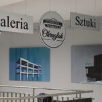 Artystyczne zestawienie przestrzeni i faktury. Nowa wystawa w galerii „Okrąglak”