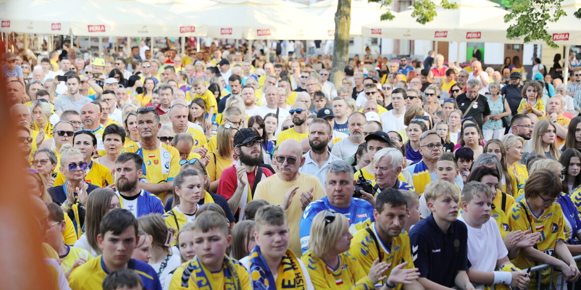 20.06.2023. Kielce. Spotkanie piłkarzy i działaczy Barlinek Industria Kielce z kibicami / Fot. Wiktor Taszłow - Radio Kielce