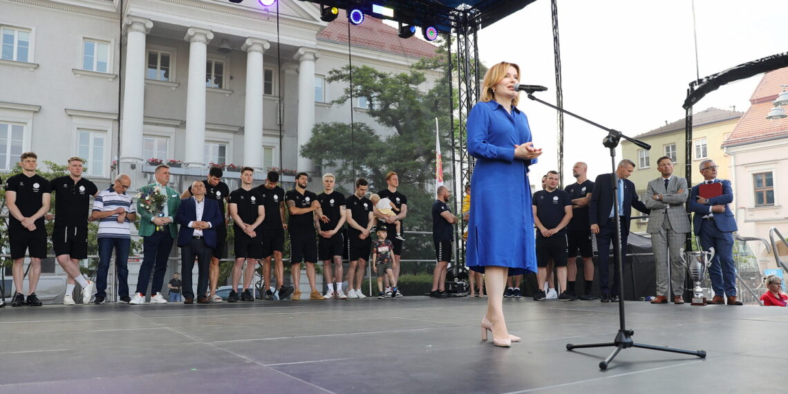 20.06.2023. Kielce. Spotkanie piłkarzy i działaczy Barlinek Industria Kielce z kibicami. Na zdjęciu: Anna Krupka - wiceminister sportu i turystyki / Fot. Wiktor Taszłow - Radio Kielce