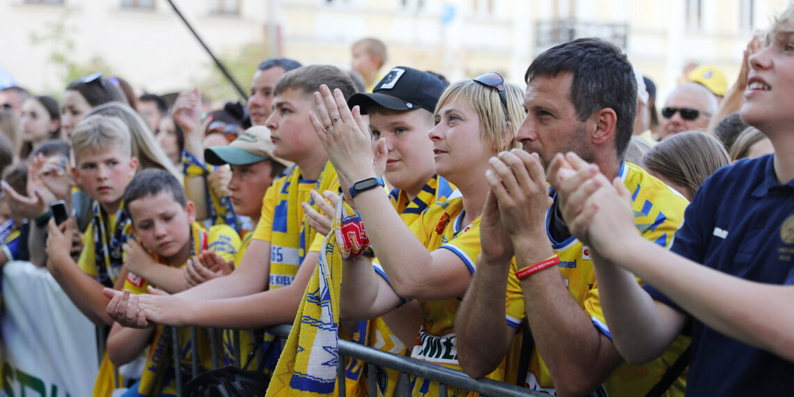 20.06.2023. Kielce. Spotkanie piłkarzy i działaczy Barlinek Industria Kielce z kibicami / Fot. Wiktor Taszłow - Radio Kielce