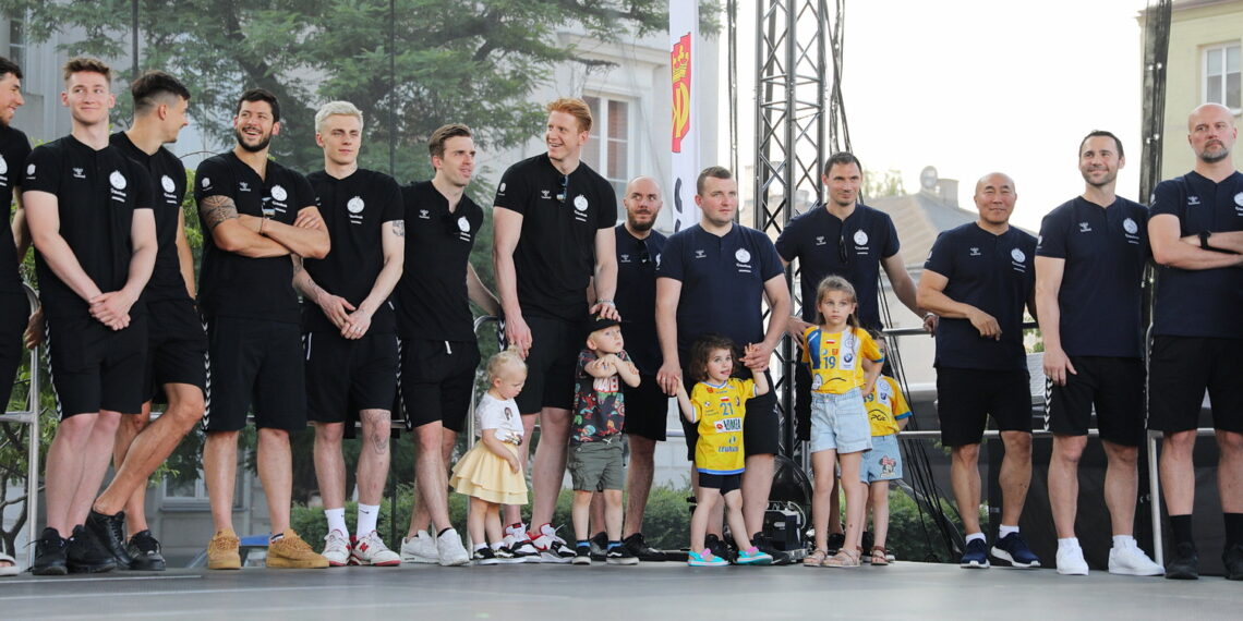 20.06.2023. Kielce. Spotkanie piłkarzy i działaczy Barlinek Industria Kielce z kibicami / Fot. Wiktor Taszłow - Radio Kielce