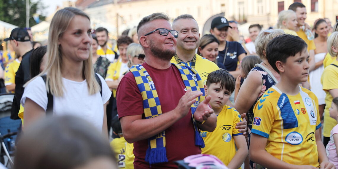 20.06.2023. Kielce. Spotkanie piłkarzy i działaczy Barlinek Industria Kielce z kibicami / Fot. Wiktor Taszłow - Radio Kielce