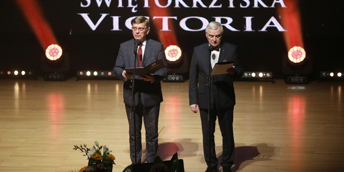 23.06.2023. Kielce. Gala XV edycji nagrody Świętokrzyska Victoria. Na zdjęciu (od lewej): Andrzej Pruś - przewodniczący sejmiku województwa świętokrzyskiego, Andrzej Bętkowski - marszałek województwa świętokrzyskiego / Fot. Wiktor Taszłow - Radio Kielce