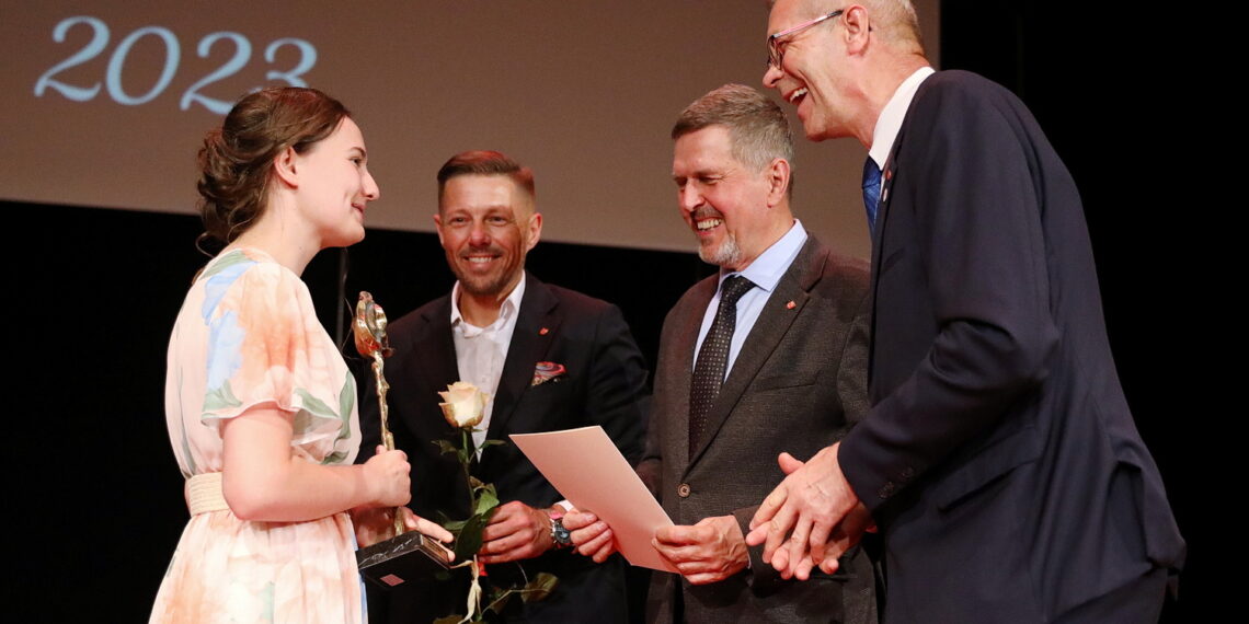 27.06.2023. Kielce. Mała scena KCK. Wręczenie statuetek „Nadzieje Kielc”. Na zdjęciu (od lewej): Izabella Jońska, Marcin Chłodnicki – zastępca prezydenta Kielc, Jarosław Karyś - przewodniczący kieleckiej rady miasta, Bogdan Wenta – prezydent Kielc / Fot. Wiktor Taszłow - Radio Kielce