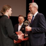 27.06.2023. Kielce. Mała scena KCK. Wręczenie statuetek „Nadzieje Kielc”. Na zdjęciu (od lewej): Rafał Micigolski, Marcin Chłodnicki – zastępca prezydenta Kielc, Jarosław Karyś - przewodniczący kieleckiej rady miasta, Bogdan Wenta – prezydent Kielc / Fot. Wiktor Taszłow - Radio Kielce