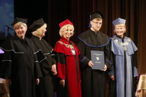 29.06.2023. Kielce. Studenci Collegium Medicum UJK odebrali dyplomy i złożyli przyrzeczenia lekarskie / Fot. Wiktor Taszłow - Radio Kielce