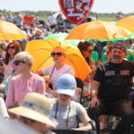 05.06.2023. Masłów. Spotkanie z osobami niepełnosprawnymi. Polowa msza święta pod przewodnictwem biskupa Mariana Florczyka / Fot. Wiktor Taszłow - Radio Kielce