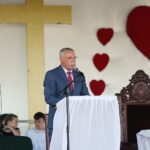 05.06.2023. Masłów. Spotkanie z osobami niepełnosprawnymi. Polowa msza święta pod przewodnictwem biskupa Mariana Florczyka. Na zdjęciu: Tomasz Lato - wójt gminy Masłów / Fot. Wiktor Taszłow - Radio Kielce