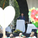 05.06.2023. Masłów. Spotkanie z osobami niepełnosprawnymi. Polowa msza święta pod przewodnictwem biskupa Mariana Florczyka. Na zdjęciu: Tomasz Lato - wójt gminy Masłów / Fot. Wiktor Taszłow - Radio Kielce