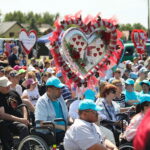 05.06.2023. Masłów. Spotkanie z osobami niepełnosprawnymi. Polowa msza święta pod przewodnictwem biskupa Mariana Florczyka / Fot. Wiktor Taszłow - Radio Kielce