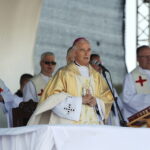 05.06.2023. Masłów. Spotkanie z osobami niepełnosprawnymi. Polowa msza święta pod przewodnictwem biskupa Mariana Florczyka / Fot. Wiktor Taszłow - Radio Kielce