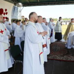 05.06.2023. Masłów. Spotkanie z osobami niepełnosprawnymi. Polowa msza święta pod przewodnictwem biskupa Mariana Florczyka / Fot. Wiktor Taszłow - Radio Kielce