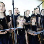 05.06.2023. Masłów. Spotkanie z osobami niepełnosprawnymi. Polowa msza święta pod przewodnictwem biskupa Mariana Florczyka / Fot. Wiktor Taszłow - Radio Kielce