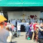 05.06.2023. Masłów. Spotkanie z osobami niepełnosprawnymi. Polowa msza święta pod przewodnictwem biskupa Mariana Florczyka / Fot. Wiktor Taszłow - Radio Kielce