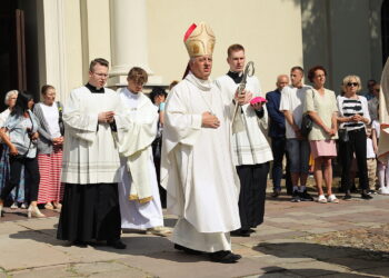 08.06.2023. Kielce. Boże Ciało. Na zdjęciu (w środku): bp Jan Piotrowski - ordynariusz diecezji kieleckiej / Fot. Wiktor Taszłow - Radio Kielce
