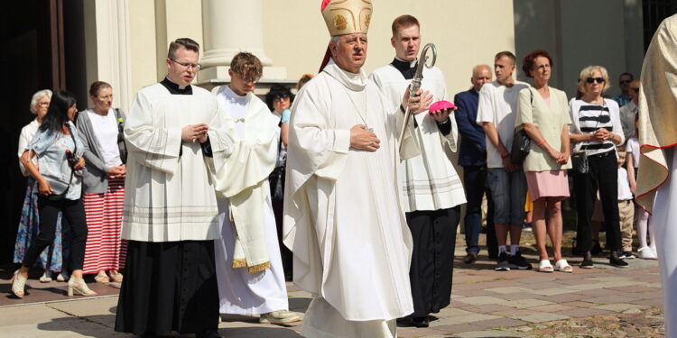 08.06.2023. Kielce. Boże Ciało. Na zdjęciu (w środku): bp Jan Piotrowski - ordynariusz diecezji kieleckiej / Fot. Wiktor Taszłow - Radio Kielce