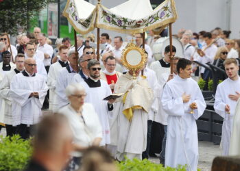 Katolicy świętują Boże Ciało. Największa procesja przejdzie przez Kielce