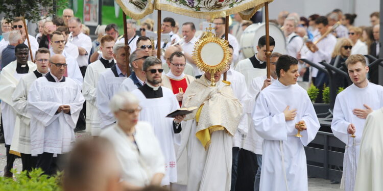 Katolicy świętują Boże Ciało. Największa procesja przejdzie przez Kielce