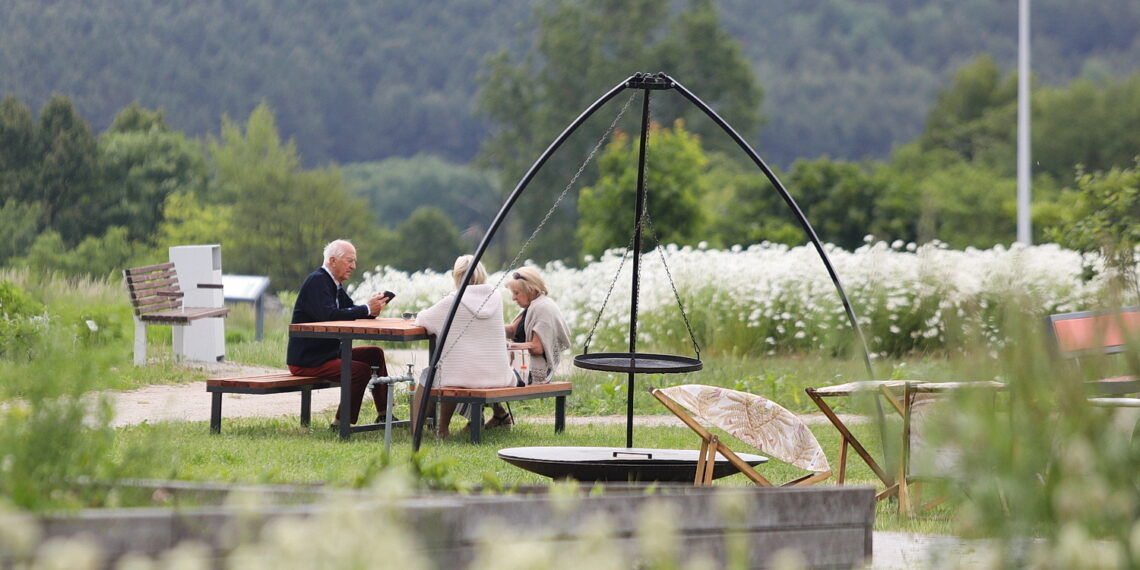 08.06.2023. Kielce. Ogród Botaniczny. Kwitnące piwonie. / Fot. Wiktor Taszłow - Radio Kielce