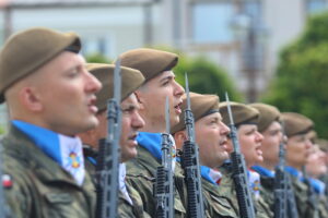 11.06.2023. Chęciny. Przysięga żołnierzy 10. Świętokrzyskiej Brygady Obrony Terytorialnej / Fot. Wiktor Taszłow - Radio Kielce