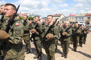 11.06.2023. Chęciny. Przysięga żołnierzy 10. Świętokrzyskiej Brygady Obrony Terytorialnej / Fot. Wiktor Taszłow - Radio Kielce