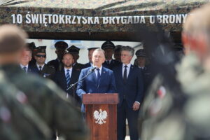 11.06.2023. Chęciny. Przysięga żołnierzy 10. Świętokrzyskiej Brygady Obrony Terytorialnej. Na zdjęciu (w środku): Robert Jaworski - burmistrz Chęcin / Fot. Wiktor Taszłow - Radio Kielce