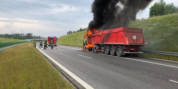 Pożar ciężarówki na trasie S7