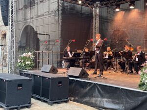 24.06.2023. Zamek Krzyżtopór w Ujeździe. Gala operetkowo-musicalowej. Na zdjęciu Adam Zdunikowski- tenor. / Fot. Grażyna Szlęzak - Radio Kielce