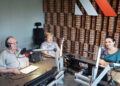 19.06.2023 Radio Kielce. Punkty Widzenia. Na zdjęciu od lewej: dr Jerzy Szczerba - jurora konkursu: Jawor u źródeł kultury, Teresa Domagała - kierownik zespołu pieśni i tańca "Piekoszowianie" i Magdalena Sitek - Radio Kielce / Fot. Jarosław Kubalski - Radio Kielce