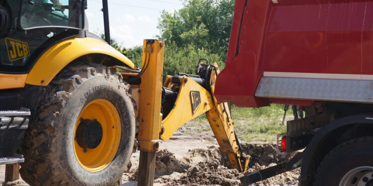 26.06.2023. Kielce. Awaria wodociągu przy skrzyżowaniu ulic Starogórskiej i Sikorskiego / fot. Kamil Król - Radio Kielce
