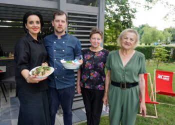 30.06.2023. Radio Kielce. Wakacyjny przepis dnia. Na zdjęciu (od lewej): Magdalena Sitek - Radio Kielce, Patryk Kwieciński - kucharz, panie z klubu seniora Wolna Strefa / Fot. Piotr Kwaśniewski - Radio Kielce