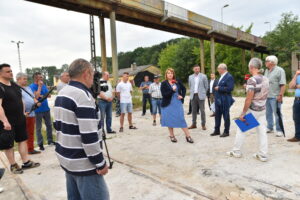 21.06.2023. Końskie. Program „Interwencja”: sprawa zamkniętej kładki. / Fot. Magdalena Galas-Klusek - Radio Kielce.