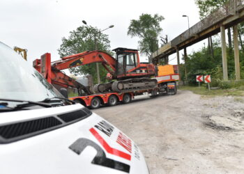 INTERWENCJA. Kładka zamknięta, przejścia przez tory brak