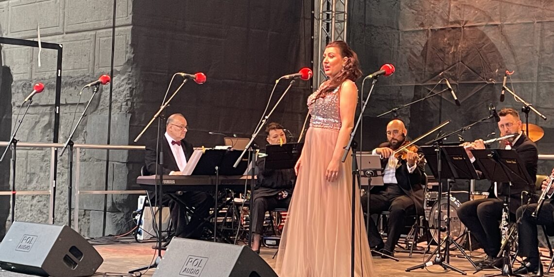 24.06.2023. Zamek Krzyżtopór w Ujeździe. Gala operetkowo-musicalowej. Na zdjęciu Ewelina Szybilska- sopran. / Fot. Grażyna Szlęzak - Radio Kielce